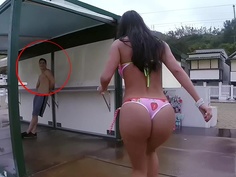 歪國妹94豪放！海邊逼癢直接「抓路人來洩慾」下一秒好康出現…掯已羨慕