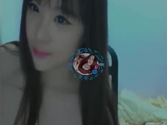 聊天妹故弄玄虛卻意外露點！巧克莉豆太搶戲從指縫間露出！網友大飽眼福：想捏