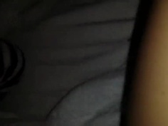 [本土國語]超嫩無毛學生妹一邊玩手機還被嘖嘖