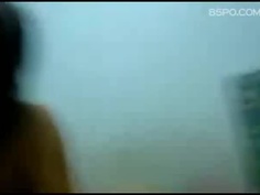 不斷地喊疼,最後還是忍不住在她嘴裡口爆了