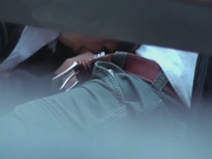 學生情侶穿著校服到公園約會，女生居然趁四下無人幫男友口交，結果慘遭偷拍