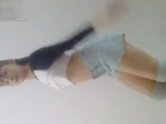 牛仔熱褲小蘿莉怎麼跳舞跳一跳就脫了! 還全裸搖呼拉圈