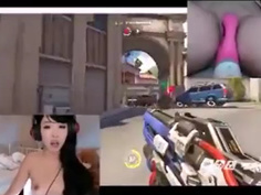 開實況玩鬥陣還順便底下在自慰特工! 準心都自瞄下面了