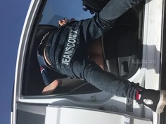 激情車震！大白天到荒郊野外開著車門%%%！人妻開啟飢渴的開關：老公大力點！2