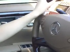 賓士妹有錢又料！專注開胸前巨乳任我揉！盡情擠壓搞得她小鹿亂撞：停車我就完蛋惹