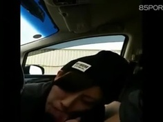 開車開到一半癢了怎麼辦？好險我有女朋友，趕快停路邊吧