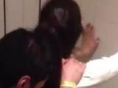 厕所偷拍被发现了