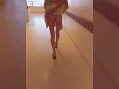 拍下長腿女友的裙底風光！商場露出駱駝蹄再到房間拍下她的濕潤三角：好美的鮮鮮