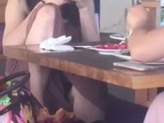 那片黑色是底褲還是黑森林？夏天熱到正妹穿裙不穿褲！腿開掀裙「胯下通風」被偷拍