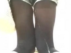 先分享再看噢！這影片不夠500分享會停止更新！！！ Ella今天繼續主人給的任務，失禁調教。? 應湯友的要求，狗狗穿了短褲跟絲襪，狗尿流滿下半身，衣服都濕透了，主人說賤狗本來就不應該穿衣服，衣服只是用來隱藏淫賤的本性而已，Ella就這樣帶著有尿味的身體和衣服跟朋友繼續逛街。羞恥感x100000 BTW Ella今天是在愉景新城逛街?