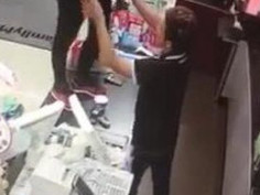 一女生和全家店员争执，原因是女的说咖啡和尿一样难喝，男店员反问：你喝过尿吗？没喝过不要BB，争执升级，女的当场脱裤撒尿，并喝下以行动证明自己喝过尿。