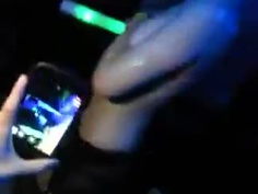 夜店辣妹上空熱舞 觀眾怒摳她！