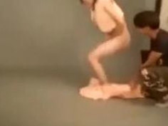 你故意的吧？攝助幫忙整理裙子！大力一扯連裡面那件都脫掉！模特屁股當場暴露