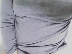 對焦巨乳妹！胸前兩顆看起來又軟又Q~鏡頭往下轉才發現她伸手進入褲襪裡瘋狂抖動