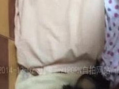 an old video of her：） 你老婆知道你把她发上网吗？