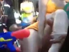 檳榔西施搶生意露鮑魚?檳榔西施被顧客抱起來掰開大腿!裙底風光直接看：還被射