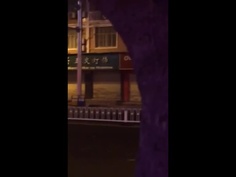 這是在哪！晚上酒醉女當街脫衣路人圍觀