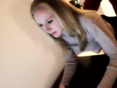 무표정한 바비인형녀