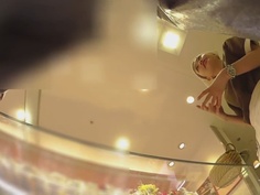 真‧偷拍神人!!假裝逛街是想看正妹店員穿甚麼內褲!!4