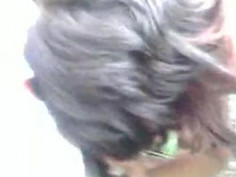 野外一帮男的干一个女的