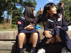 日本學生妹裙底走光偷拍 看這制服應該才國中..