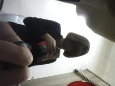 邪惡的經典偷拍鏡頭！櫃姐一邊尿尿一邊還能幹嘛？私密時刻偷偷曝光害我一看再看