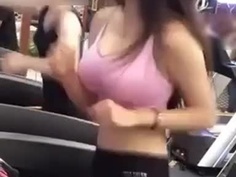 健身房巧遇波霸妹！不敢要LINE只敢偷拍！拍下她的長輩晃動幅度：天天到健身房報到