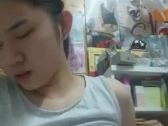 妹子下面是不是偷塞東西？刺激「小葡萄」居然就開始嬌喘：女生清純都裝的