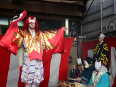 今年のお正月、 浅草の合力稲荷稲荷に奉納された狐舞。 中の人は吉原狐百合之介・ 鏡衛門さんという方だそうです。 続きは 。 画像は