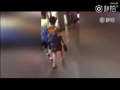 妳家停水？女子商場噴水池全裸沐浴！路人圍觀拍照報警：限制級的人體藝術？