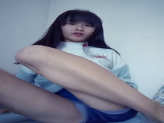 高中妹趁家人都出門 開直播摳摳讓大家看~1