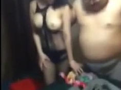 賭輸用摸奶抵債！大奶嫩模輸到脫褲！渾圓美胸任人摸還拍下影片：也讓我摸摸