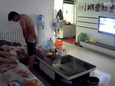 在客廳跟小姨子玩遊戲,剛玩玩兒子就跑來,真是嚇死本寶寶了