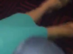 掏完人家奶又想看人家毛 還一次玩三個