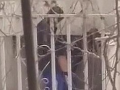 國中生在巷子內打炮 被路見不平的大媽嚴厲喝斥