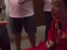 成人遊戲！命令新娘品嚐「敏感雞」一靠近就滴下白色液體：正準備開始品嚐就...