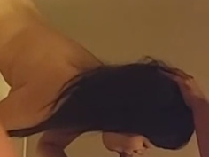 包養的大學生情人，奶大逼嫩還聽話，射出的精液倒在她肥逼上