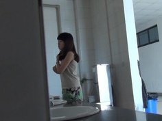 偷拍上廁所的漂亮女同事 皮膚白嫩下面都看得到