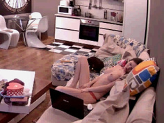 [歐美]偷拍到漂亮妹在客廳看電視自摳抖動 養的狗兒都看傻了