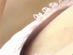 展場小模走光！急忙遮右邊的相機...左邊的民眾卻拍得一清二楚：清晰可見的黑珍珠