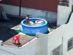 對面頂樓情侶啪啪啪，起身之後讓人很崩潰