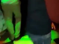 俄羅斯夜店驚見美女坐吧被吃鮑魚