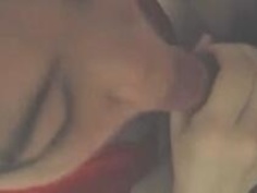 和女友上摩鐵 先在浴室口爆一發 再到床上從後面幹她