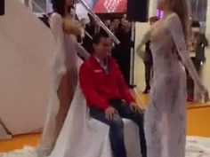 中年大叔撞上廠商羞恥活動