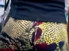 小妹妹！小心出去被射到屁屁上?