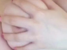 大眼睛，大胸脯。配个大鸡巴才好！