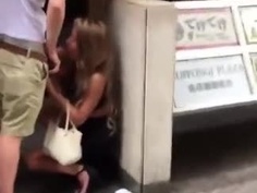 妹子在路邊吃棒棒被發現了還不停！硬要吃到全部出來為止