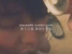 让一个年轻，漂亮的女神心甘情愿下跪，扮演母狗，这可不是谈情，和尊重所能做到的！需要的是……