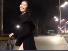 最近網路很紅的女人穿大衣在街頭裸奔影片