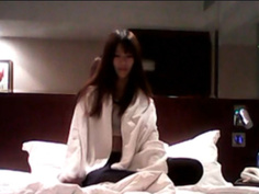 [不能只有我看到!常被意淫網紅coser，這次扮學生妹被弄得自己脫下小丁，嫩肉直接網下壓入